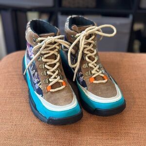 Like new INKKA Hiking Boots. Size 8